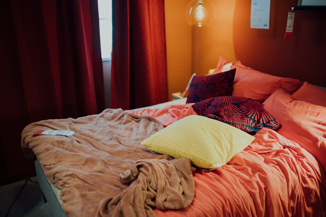 oreiller de lit blanc et rose sur le lit