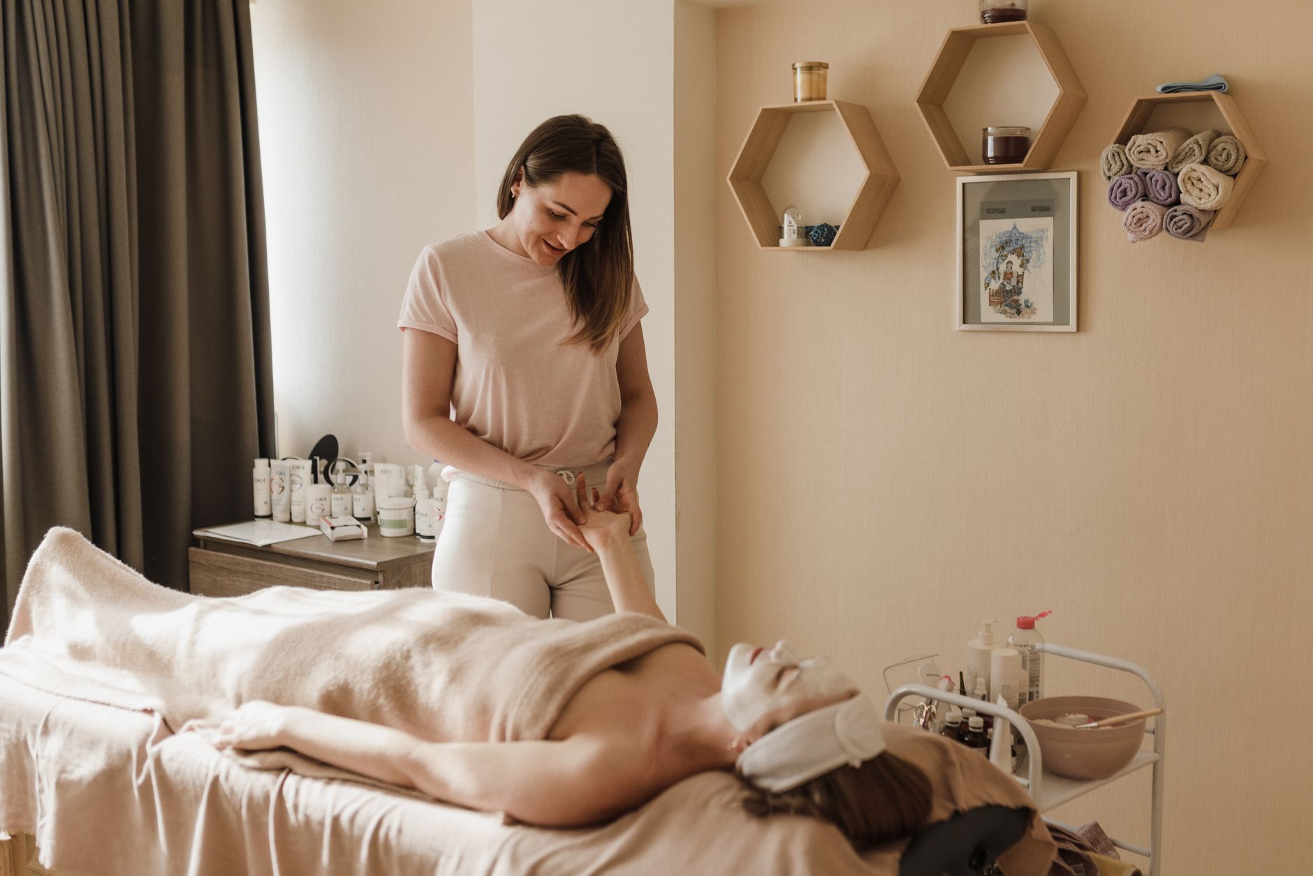 Une expérience spa apaisante avec un massage apaisant des mains et un soin du visage pour une relaxation ultime.