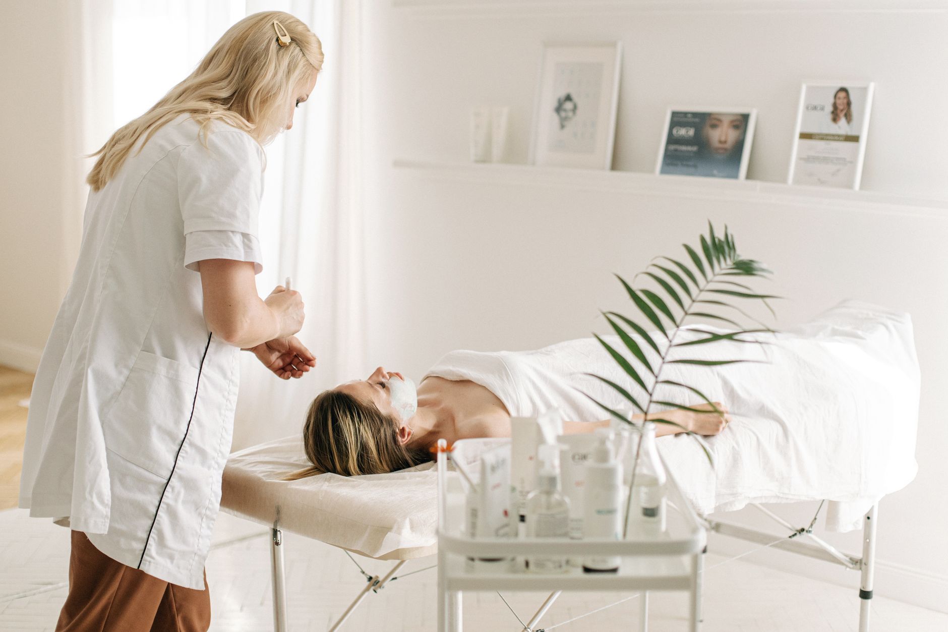 Un cadre spa serein proposant un soin du visage avec une esthéticienne professionnelle, mettant l'accent sur la relaxation et les soins de la peau.