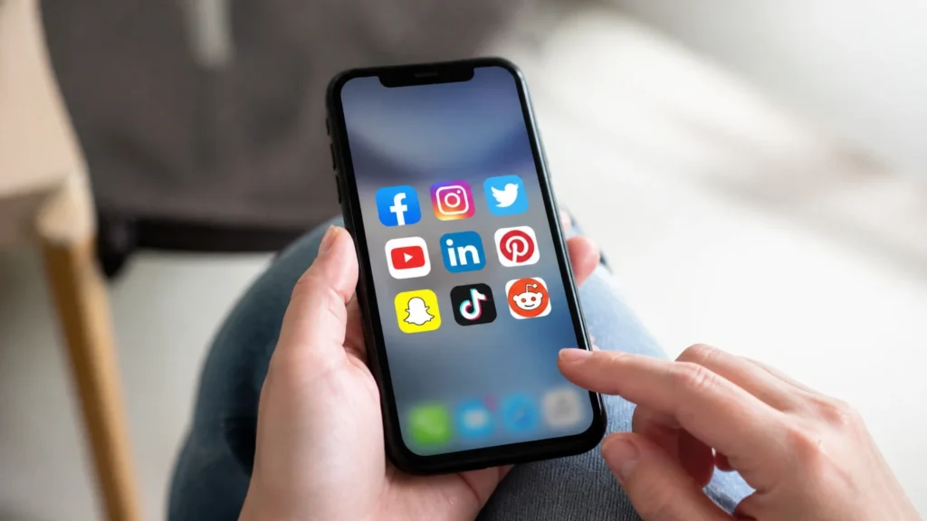 Quels comptes de réseaux sociaux suivre pour rester informé de l'actualité marketing et communication sans aucun texte