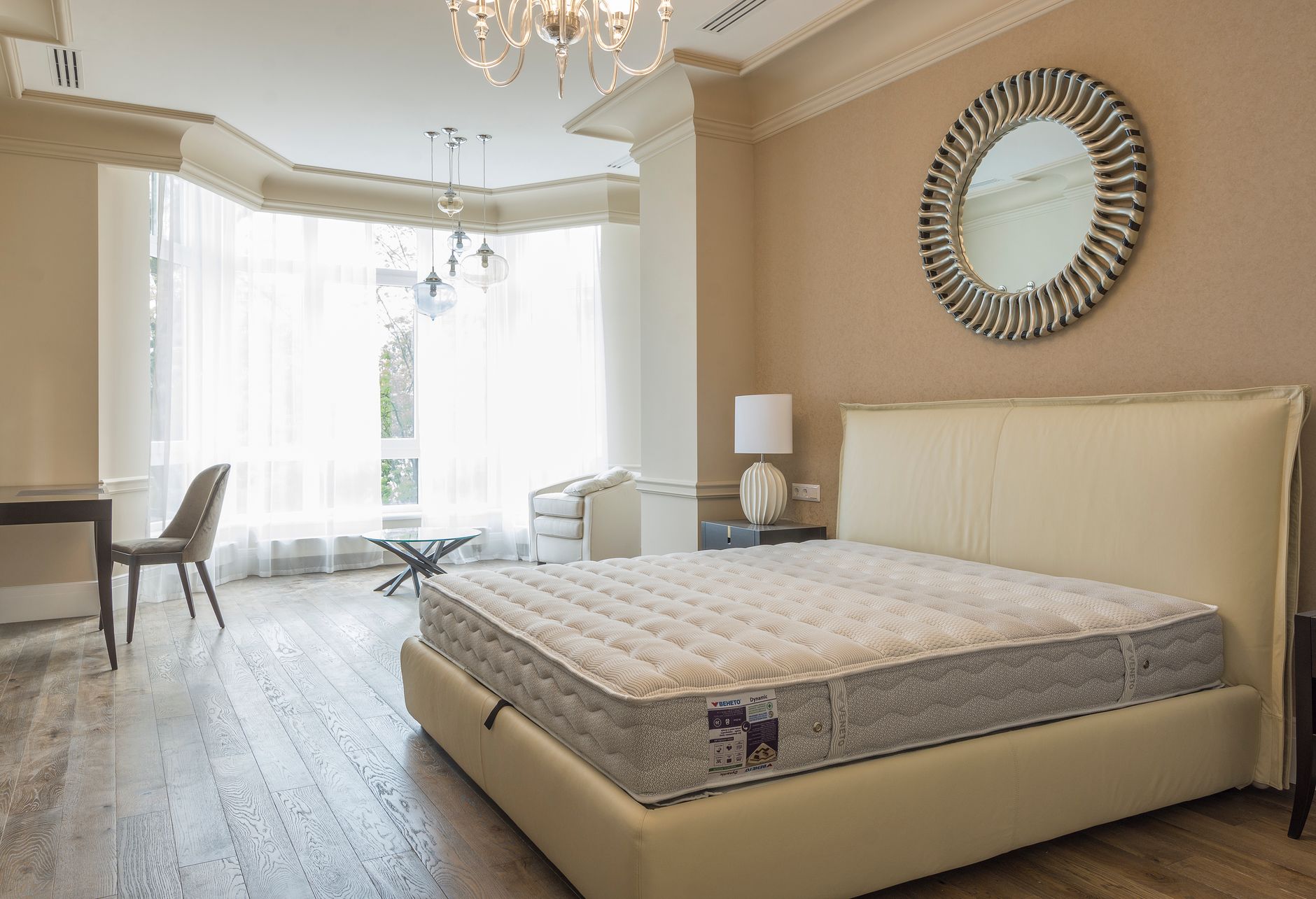 Chambre moderne et lumineuse avec mobilier contemporain et décoration élégante pour une ambiance sereine.